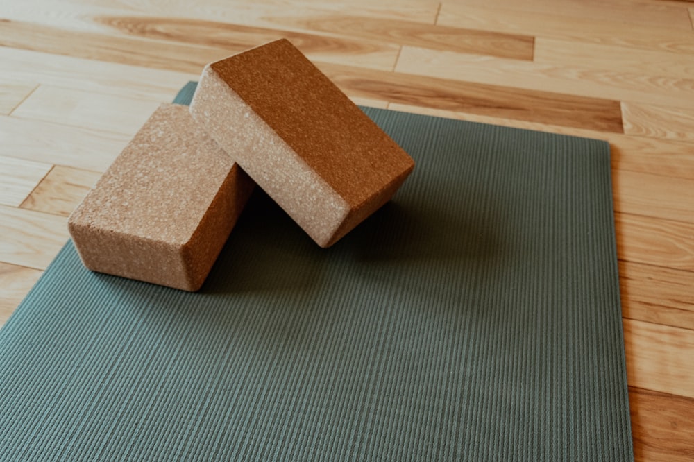 un tapis de yoga avec deux blocs sur le dessus