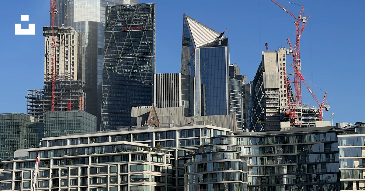 A view of some very tall buildings in the city photo – Free Building ...