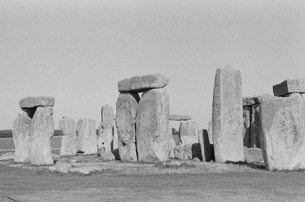 Ein Schwarz-Weiß-Foto von Stonehenge auf einem Feld