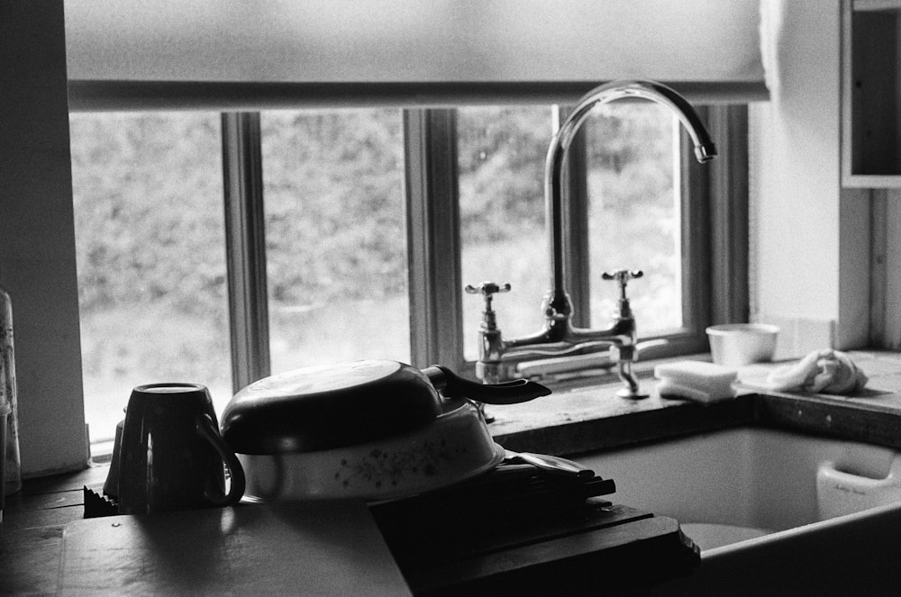 Une photo en noir et blanc d’un évier de cuisine