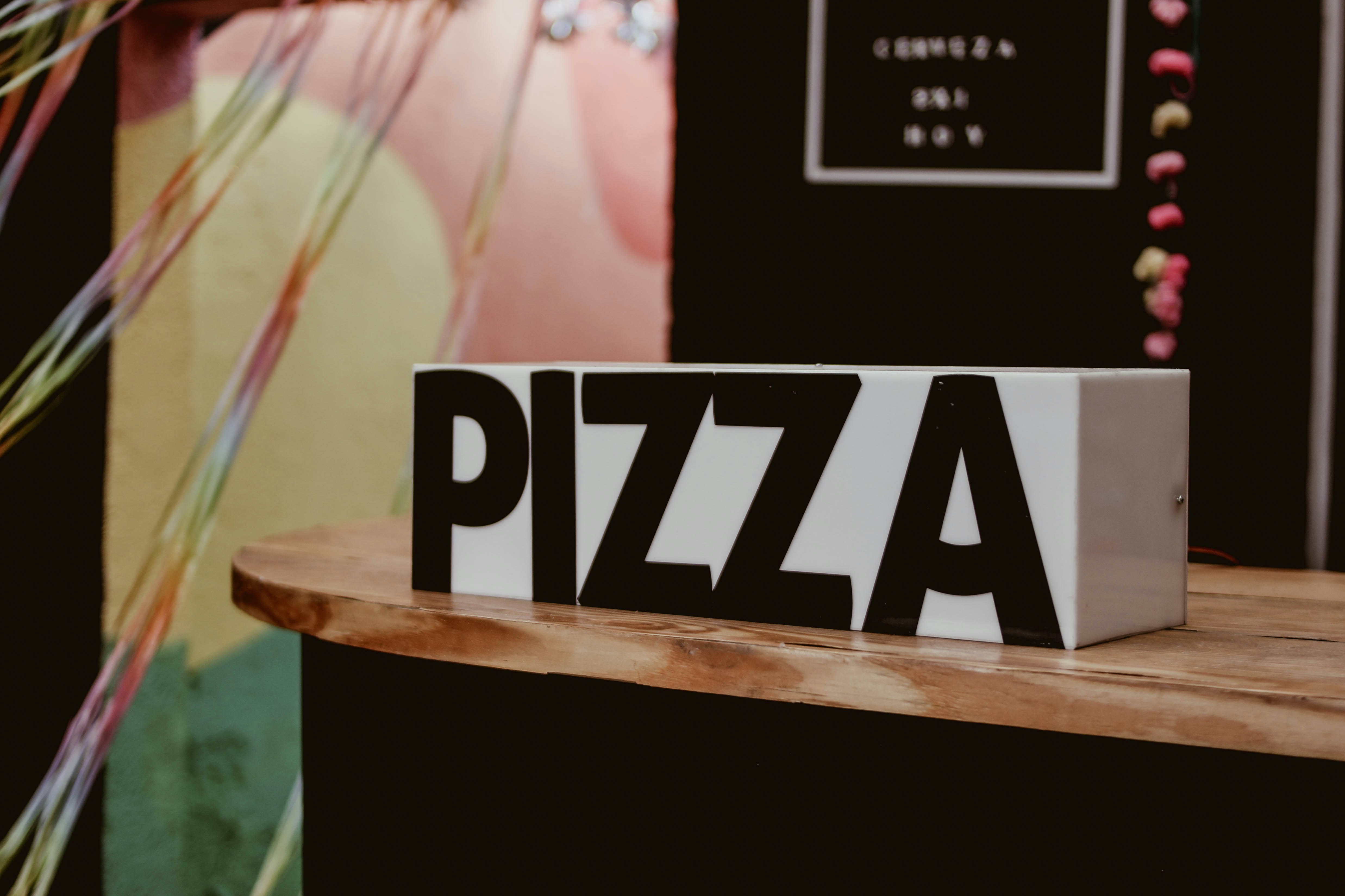 https://images.unsplash.com/photo-1646257094600-9179d8386f20?ixid=M3w2MjYzNjJ8MHwxfHNlYXJjaHw4fHxDaHVjayUyMEUuJTIwQ2hlZXNlfGVufDB8MHx8fDE3NDc0NzQyMDh8MA&ixlib=rb-4.1.0
