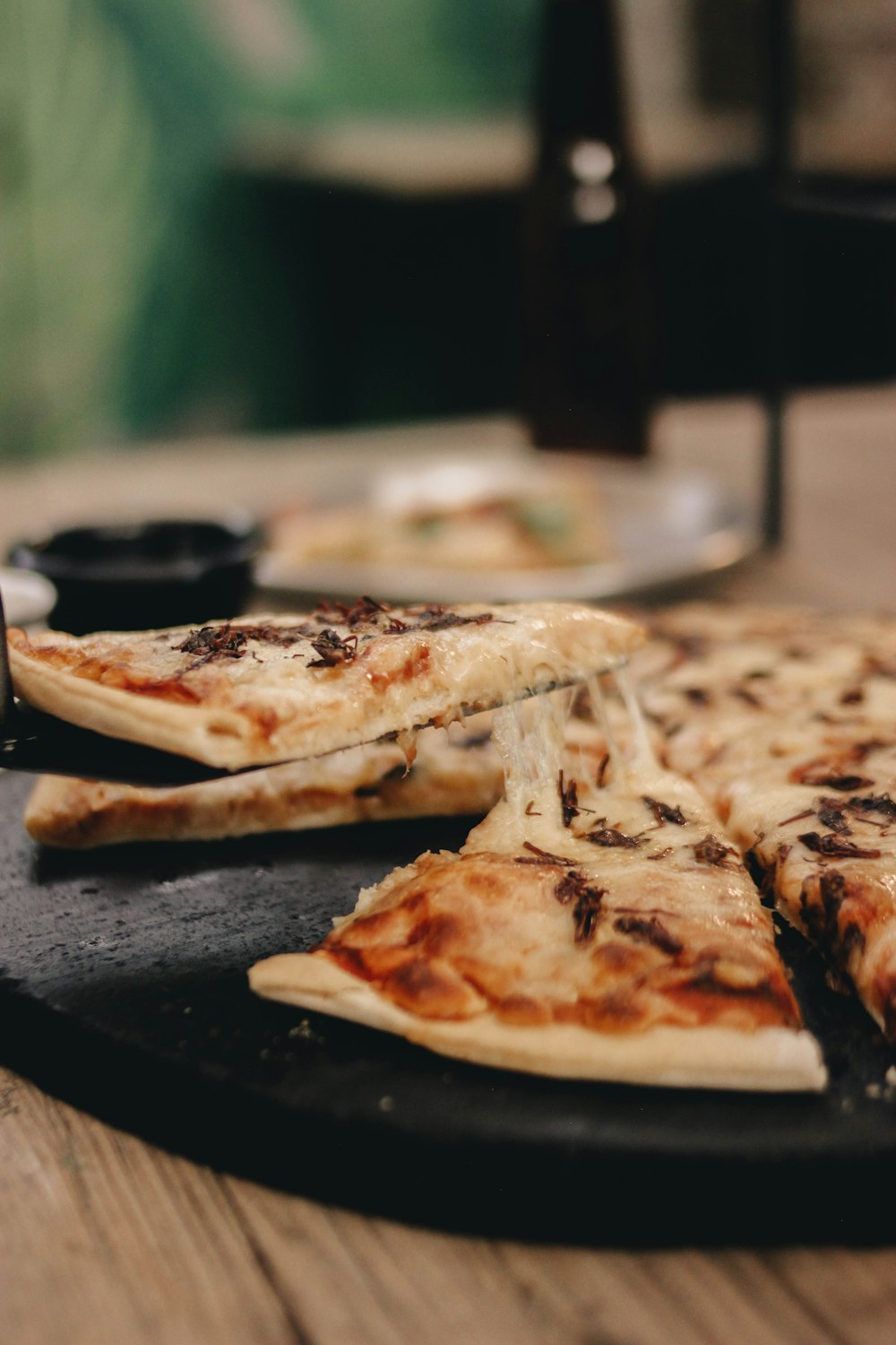 una pizza seduta sopra una padella sopra un tavolo di legno