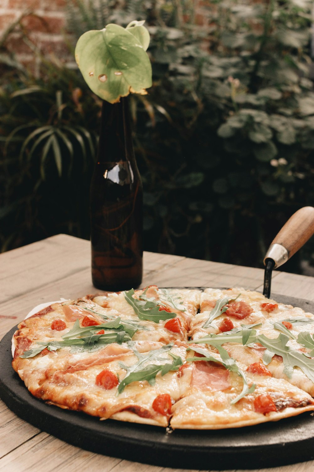 una pizza seduta sopra una teglia sopra un tavolo