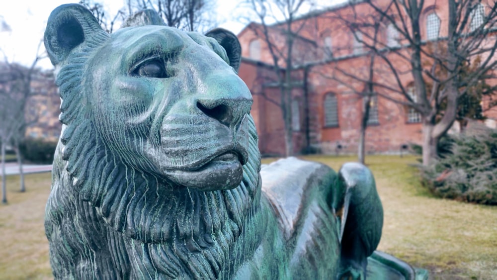 a statue of a lion in front of a building