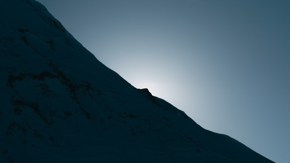 Il sole splende luminoso su una montagna innevata