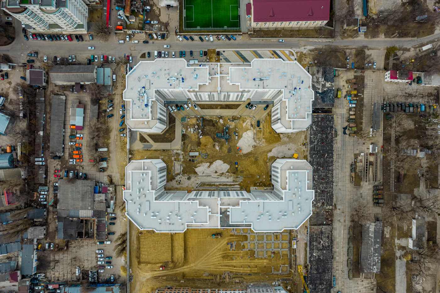 Obra civil en ejecución con estructura de concreto y andamios