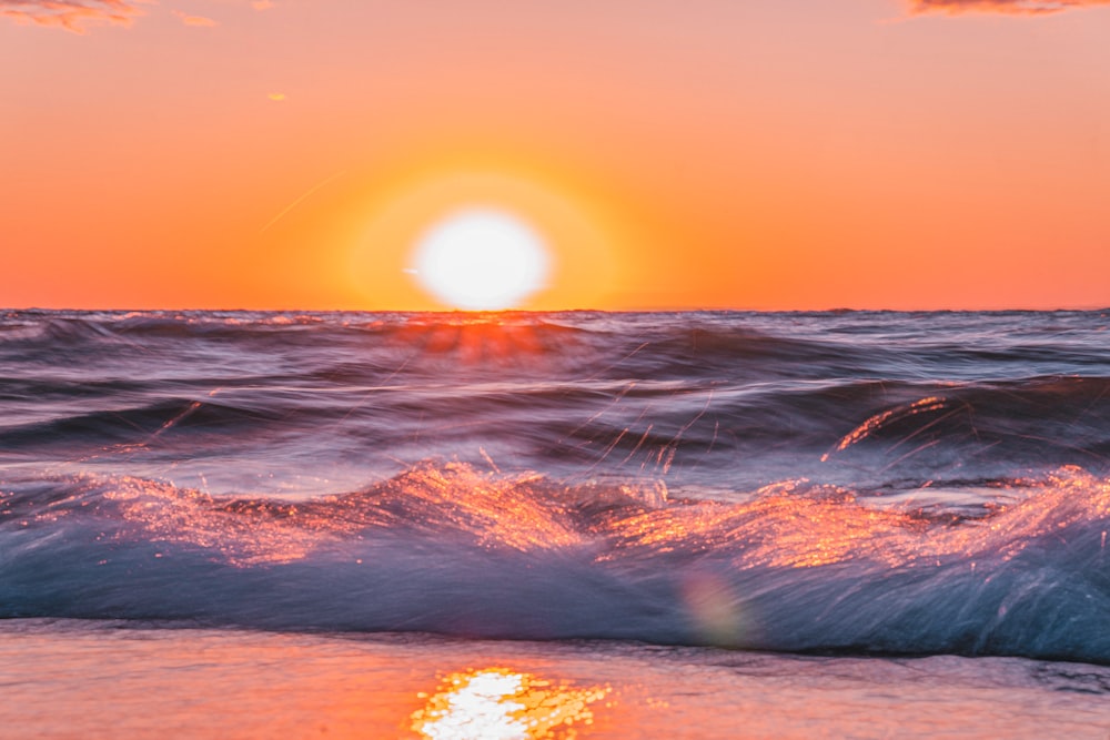 太陽が海の波の上に沈んでいる