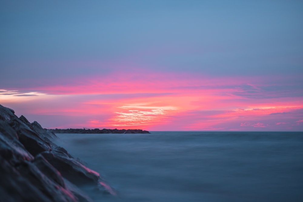 海に沈むピンクとブルーの夕日