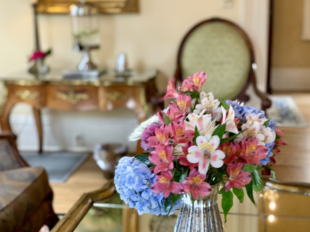 un jarrón de flores en una mesa en una sala de estar