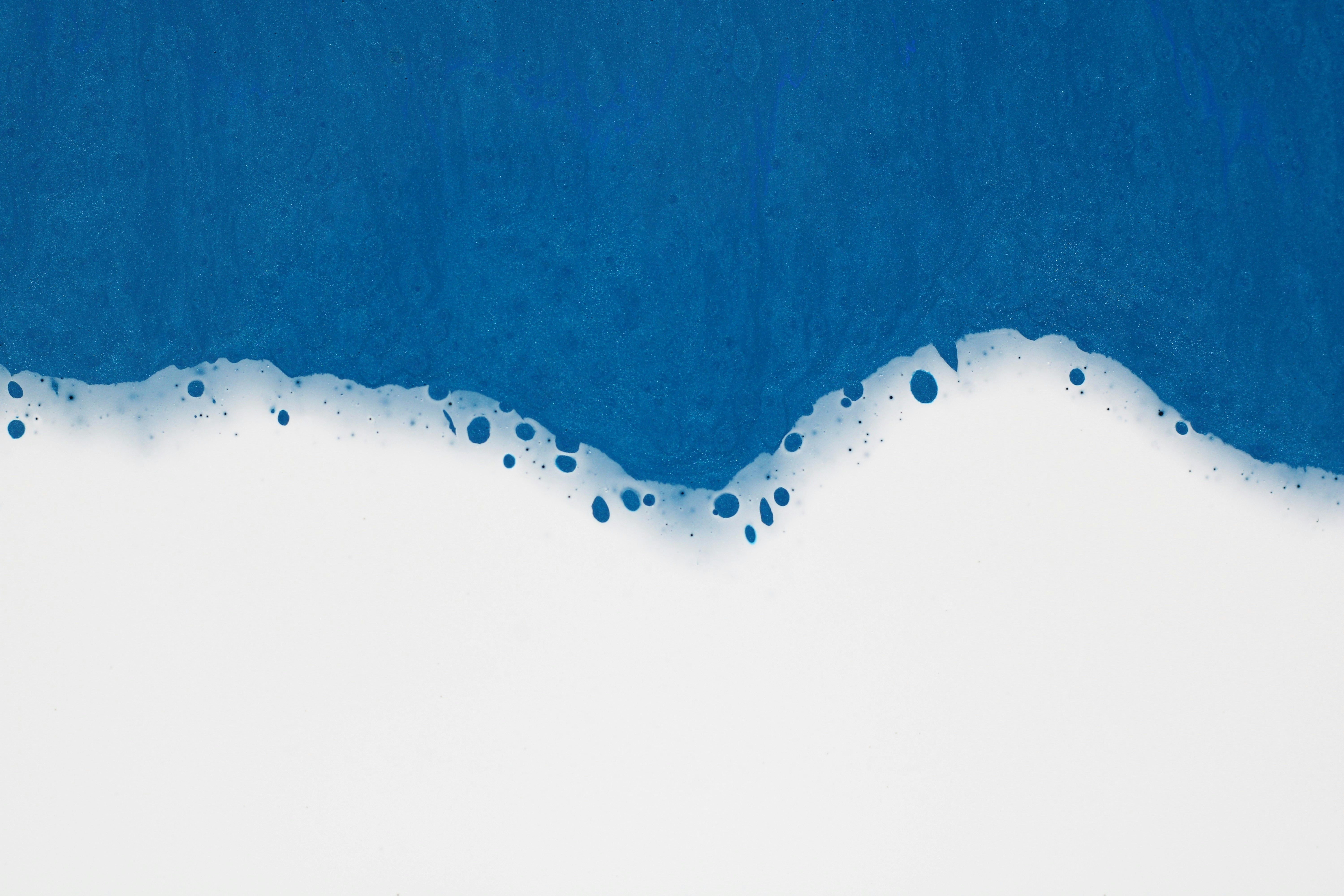 uma pintura azul e branca de uma onda