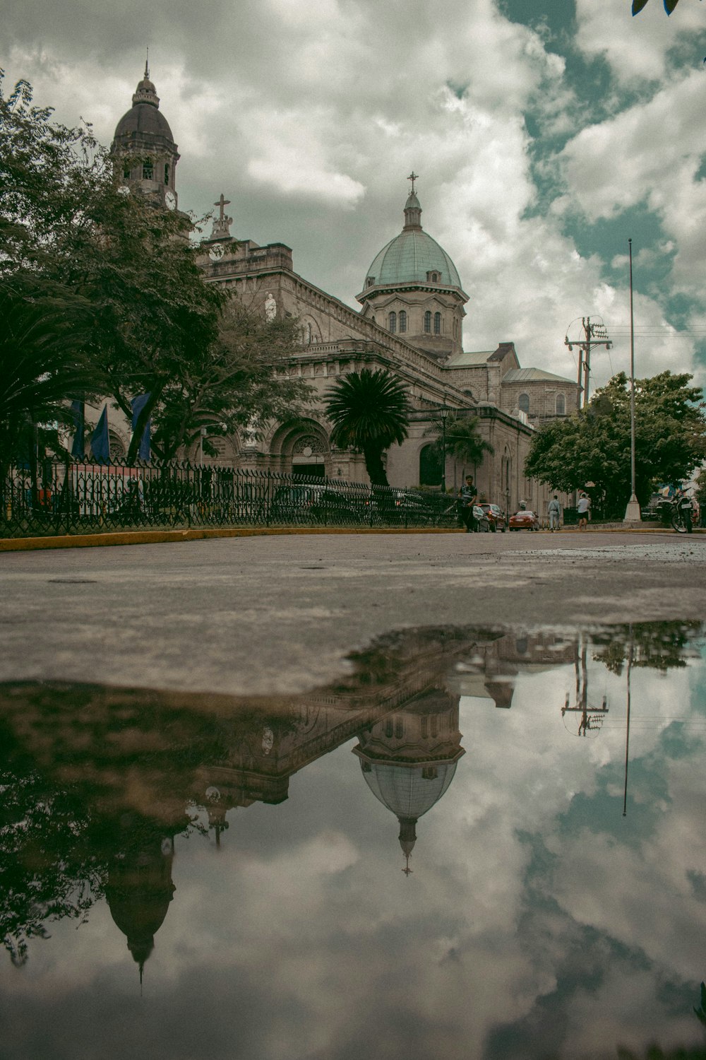 um reflexo de um edifício em uma poça de água