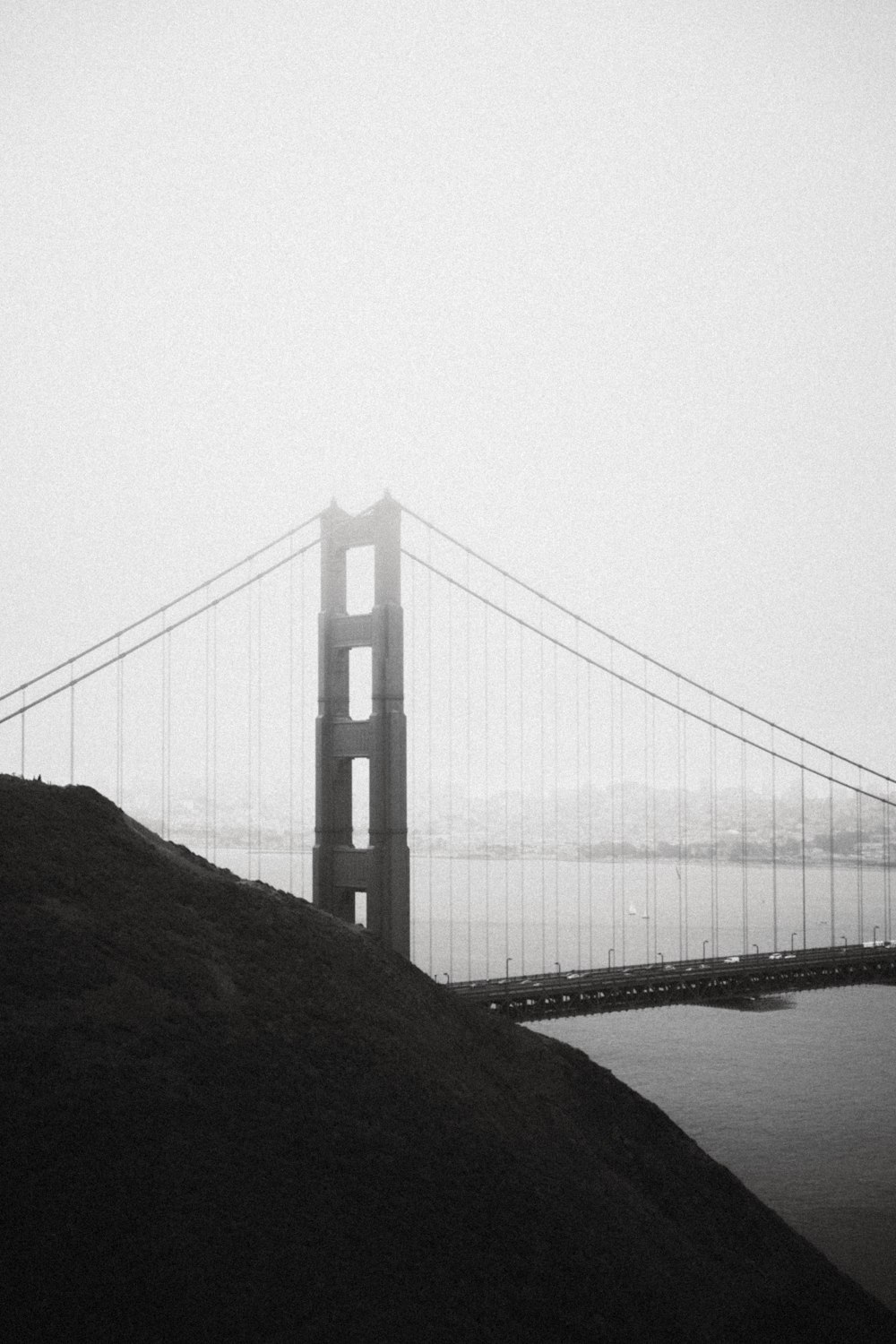 Una foto in bianco e nero del Golden Gate Bridge
