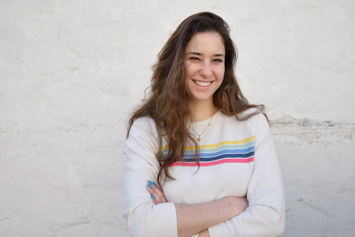 Woman laughing freely, a sign of feeling emotionally safe