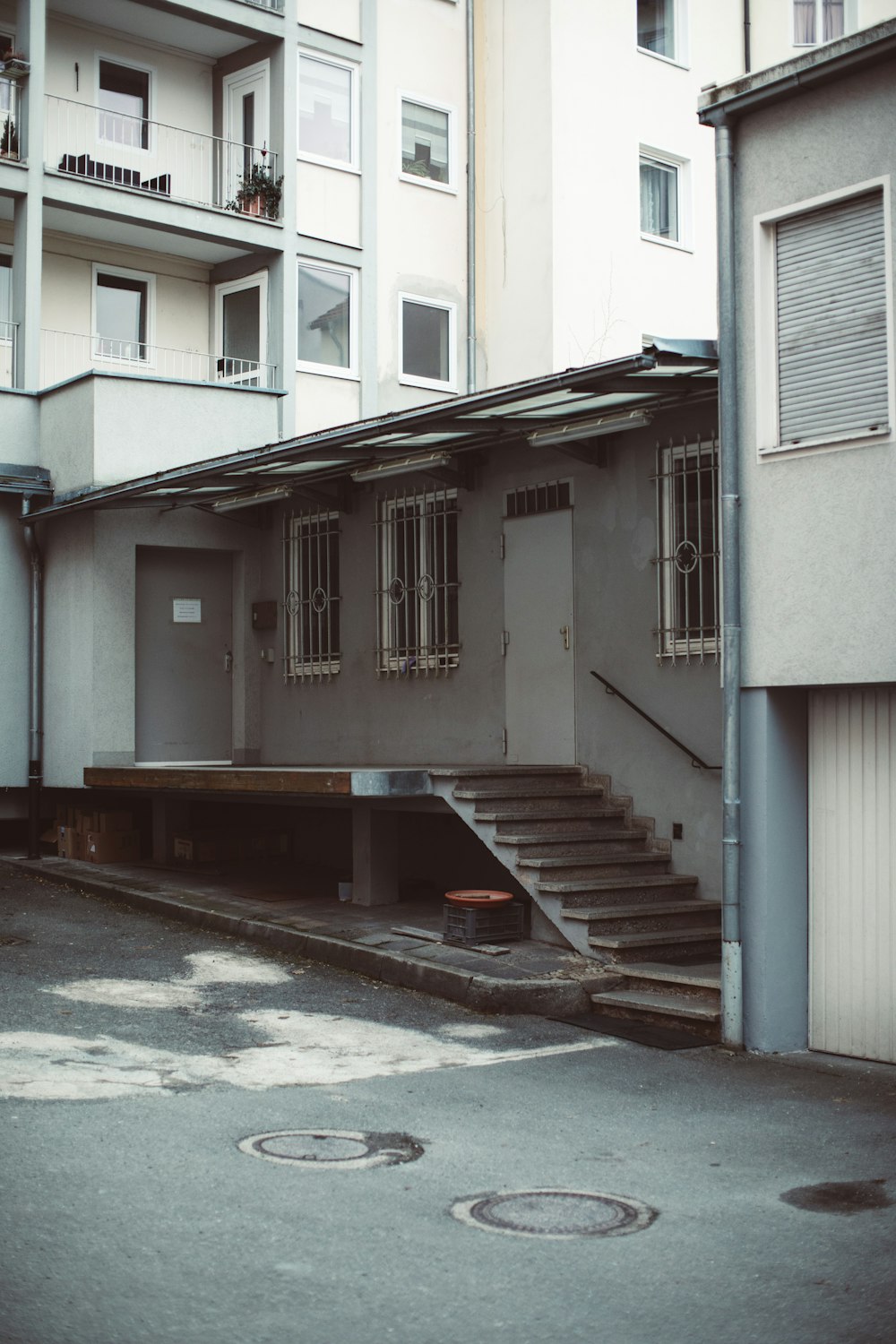 a building with a bunch of windows next to a street