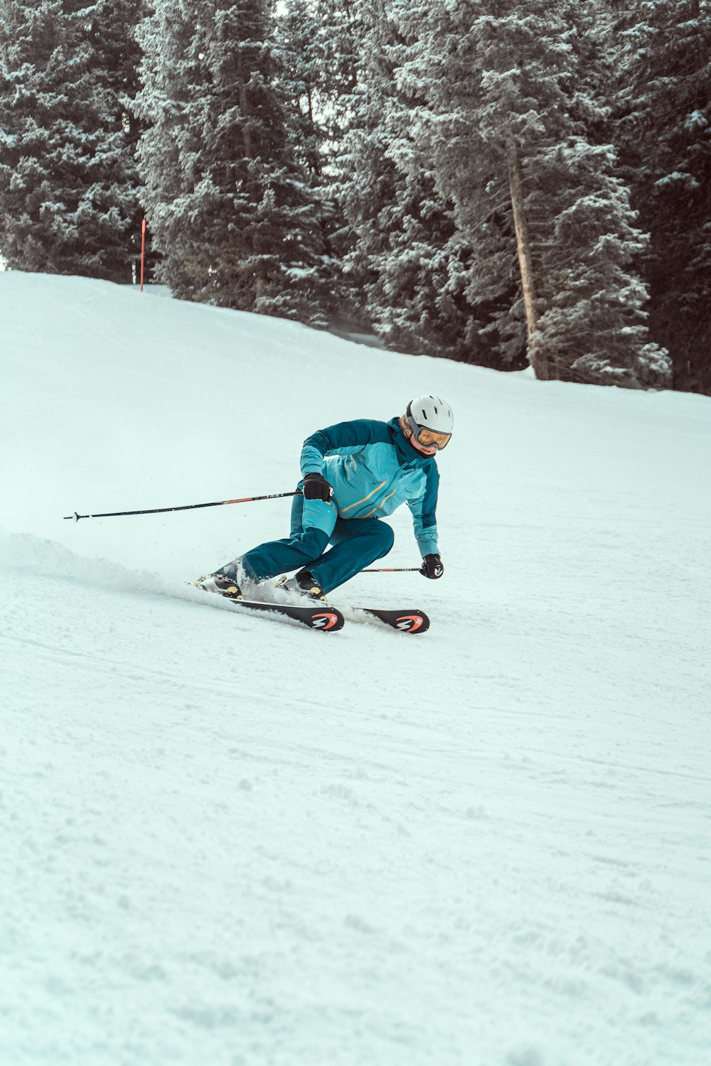 una persona che cavalca gli sci lungo un pendio innevato