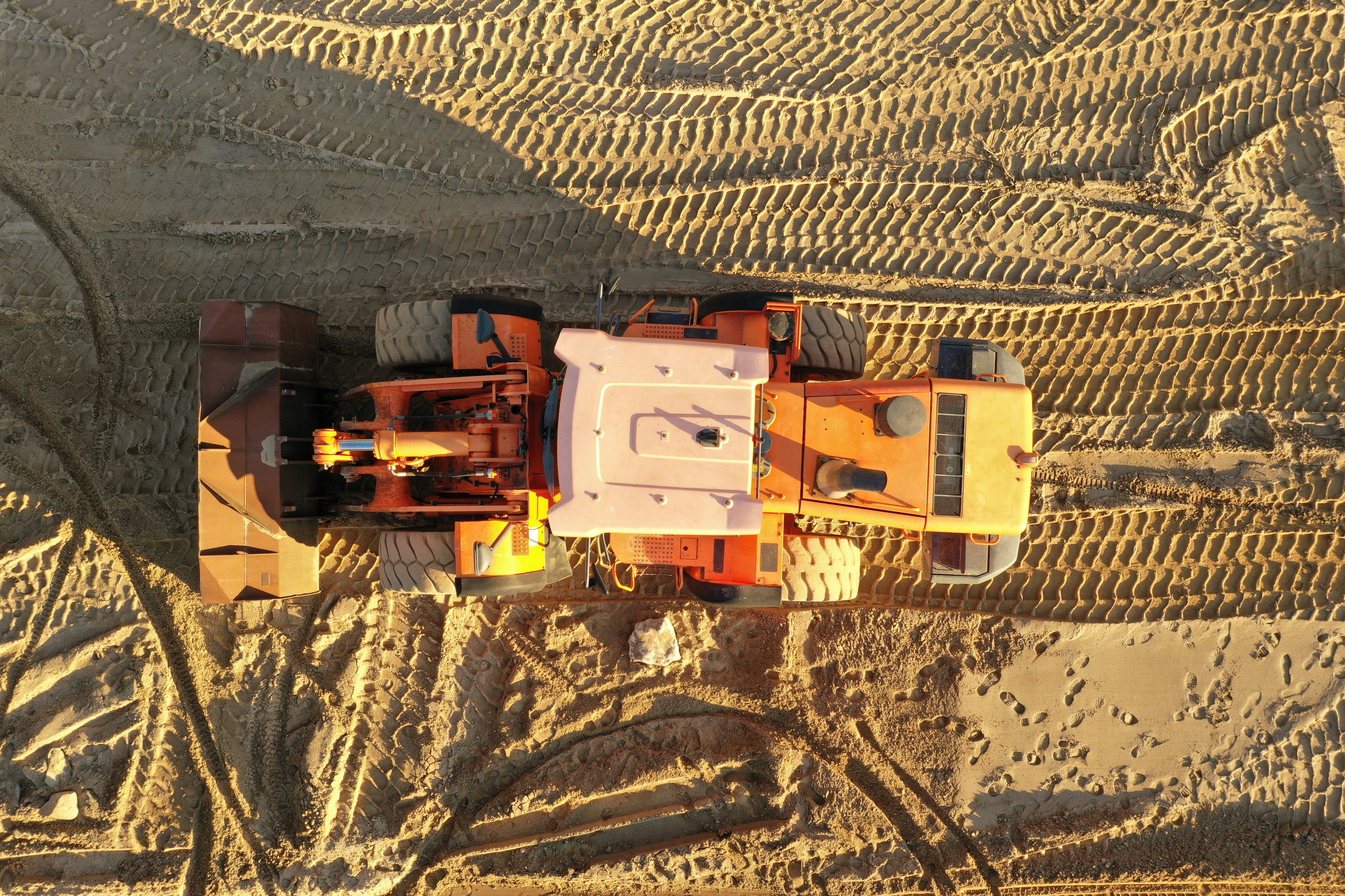 Uma Vista Aerea De Um Veiculo De Construcao No Meio Do Deserto iFZctMEQZJA