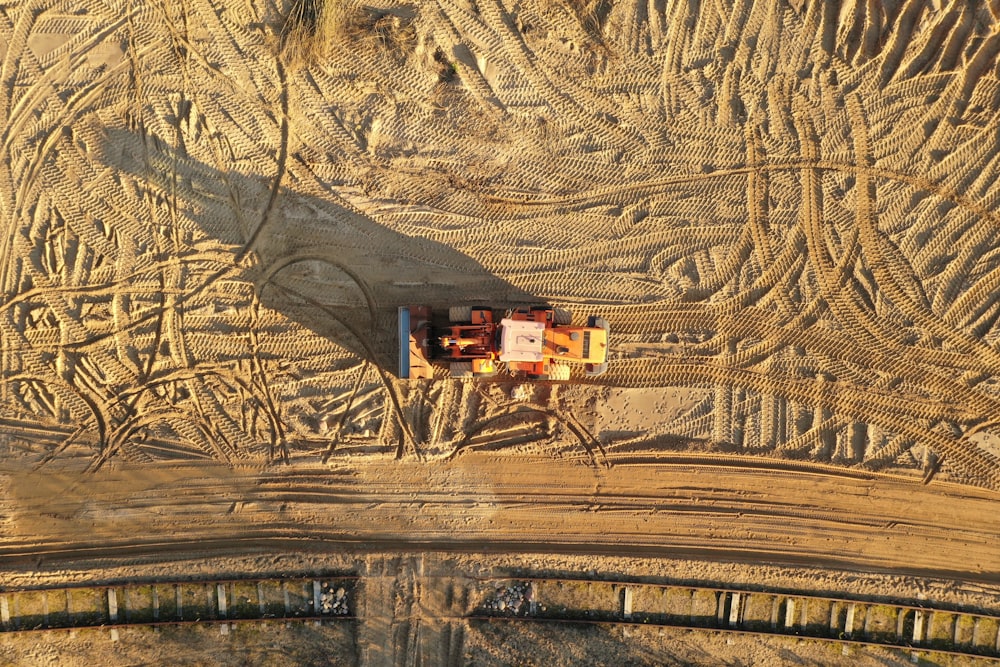 畑のトラクタートレーラーの航空写真