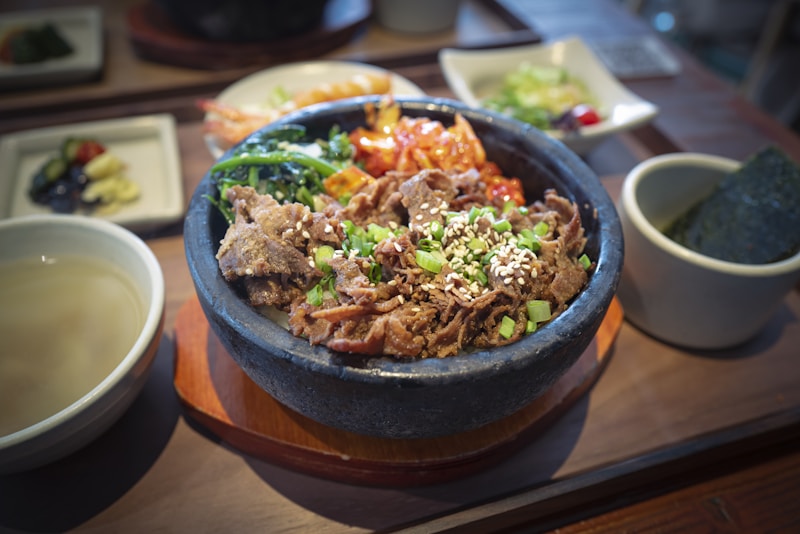 Bát thịt và rau ăn kèm với canh