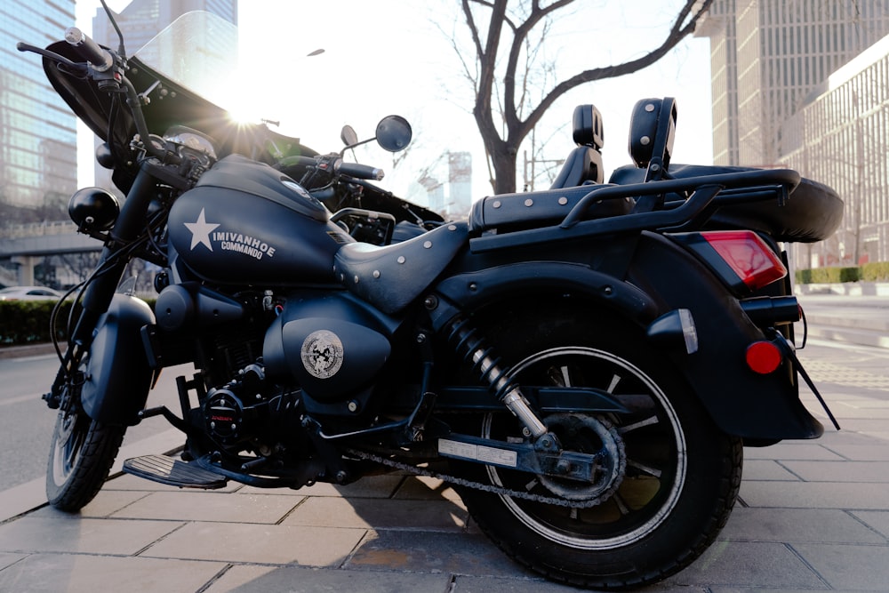 Una motocicleta negra estacionada al costado de la carretera