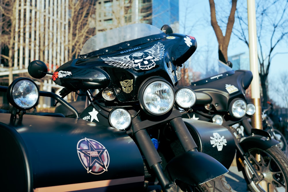 a row of motorcycles parked next to each other