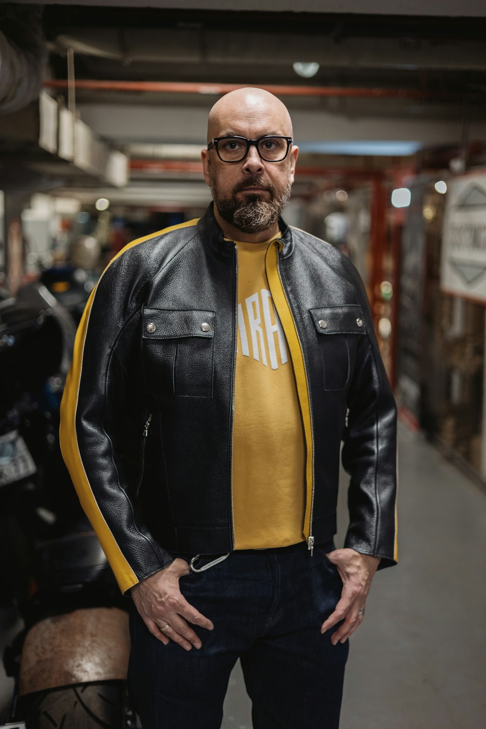 Un uomo con una camicia gialla e una giacca di pelle nera foto – Giacca  Immagine gratuita su Unsplash
