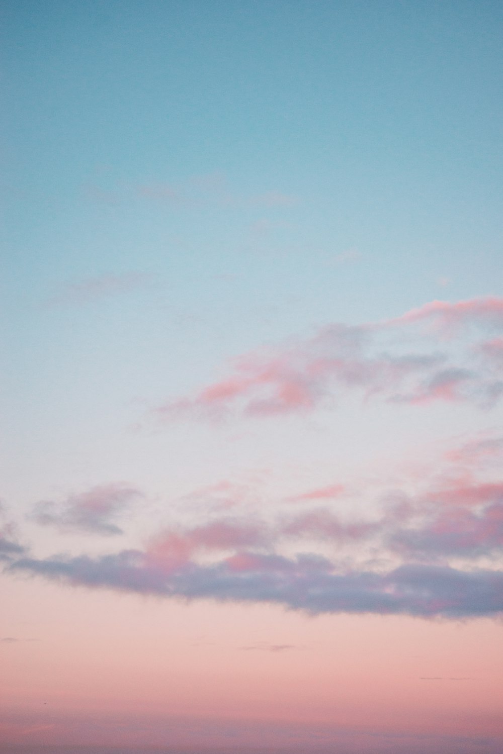 Un grupo de nubes en el cielo