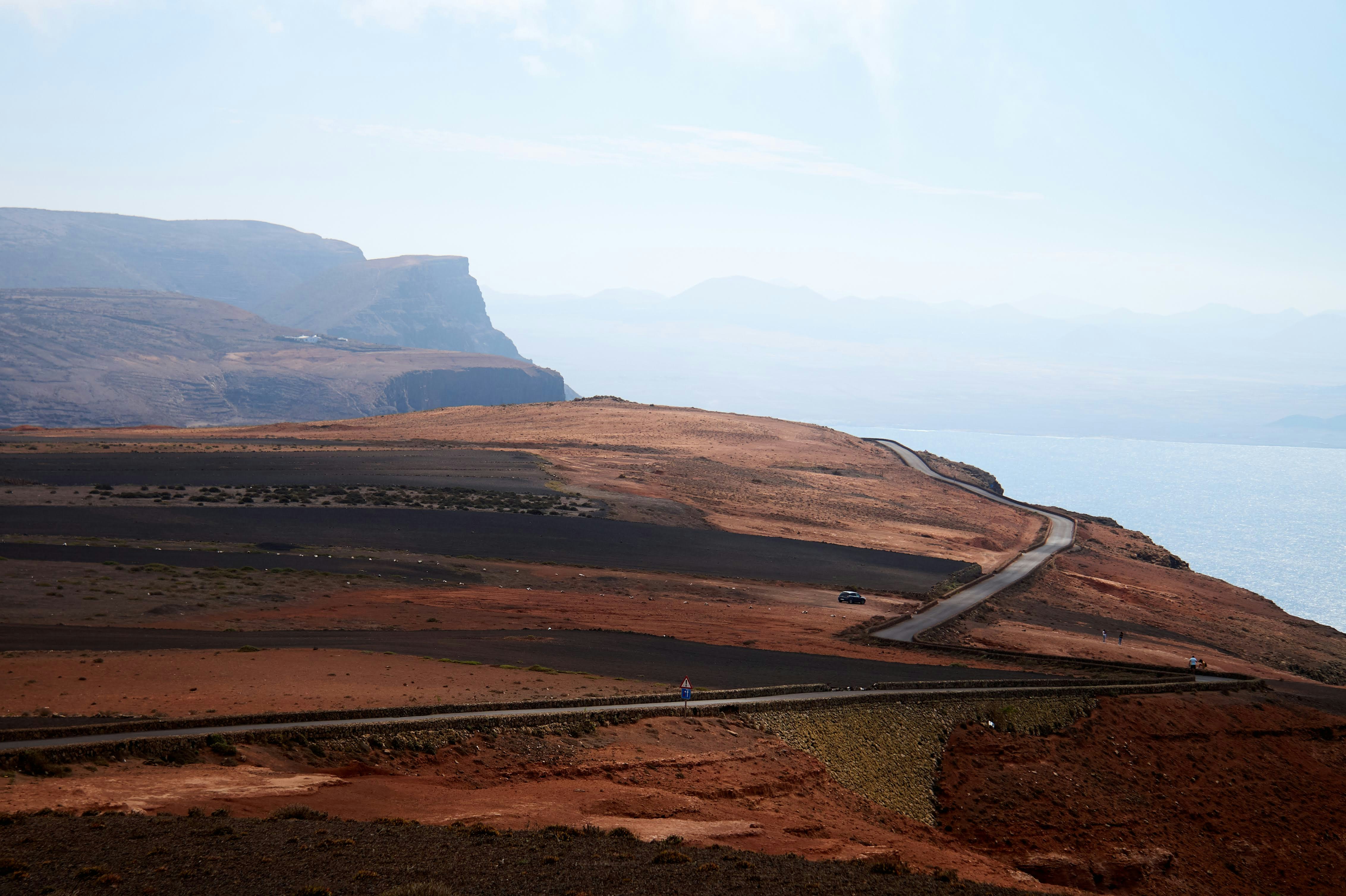 山の中腹にある道路の美しい景色