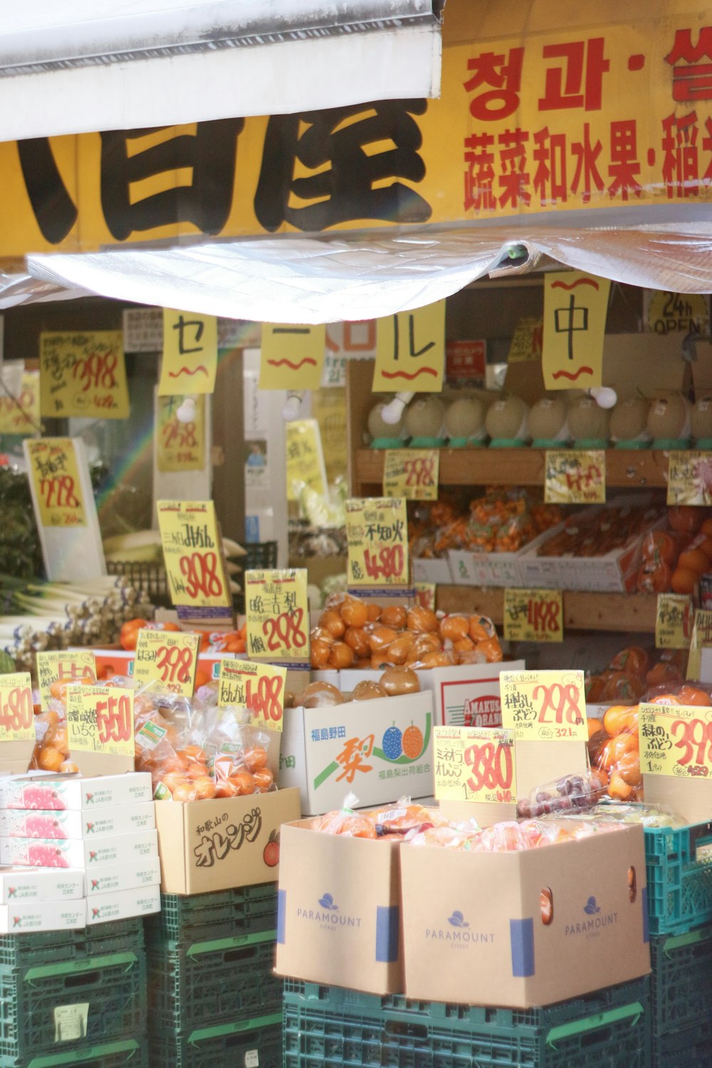 un banco di frutta con scatole di arance in vendita