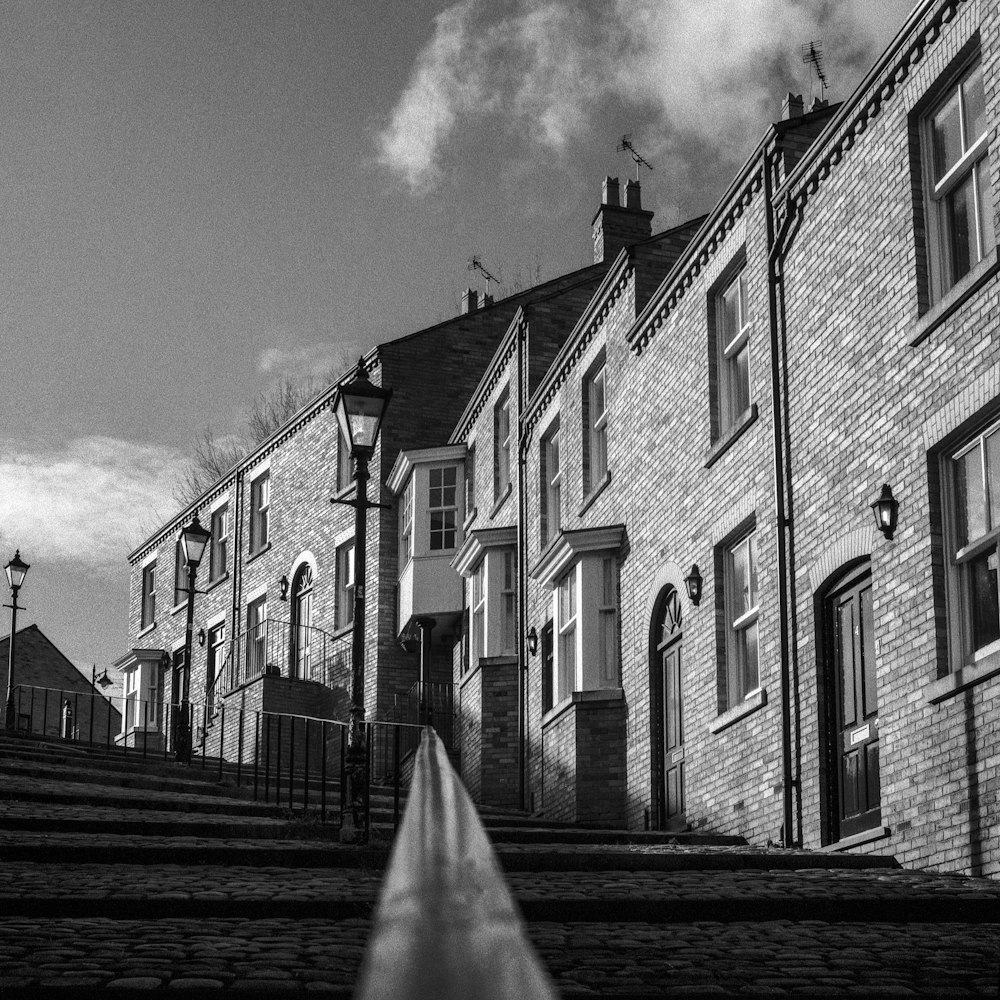 Una foto en blanco y negro de una hilera de casas