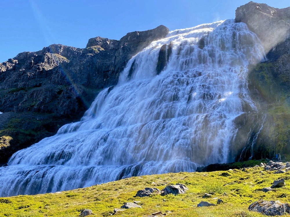 uma grande cachoeira com um arco-íris no meio dela