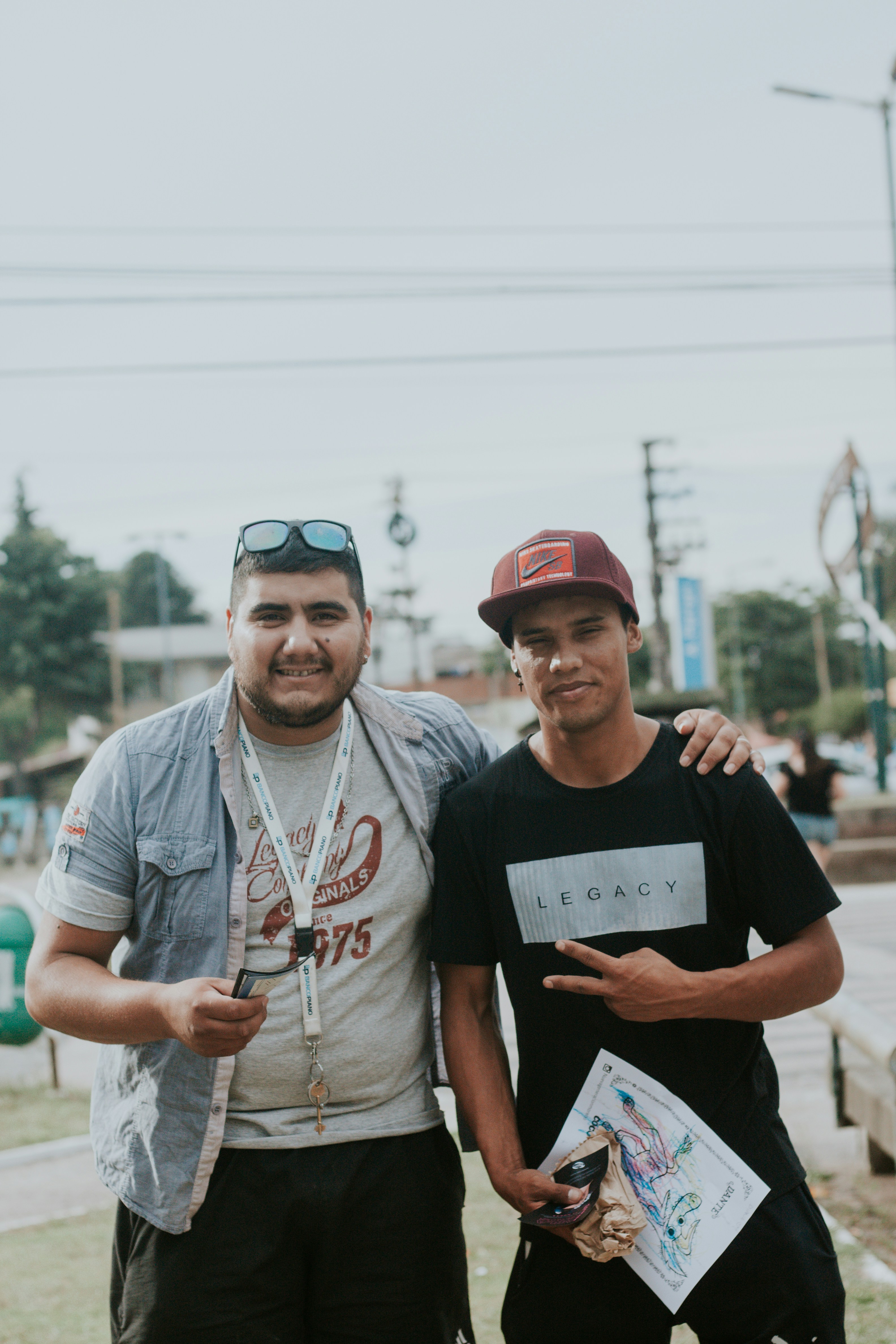 deux hommes debout l’un à côté de l’autre dans un parc