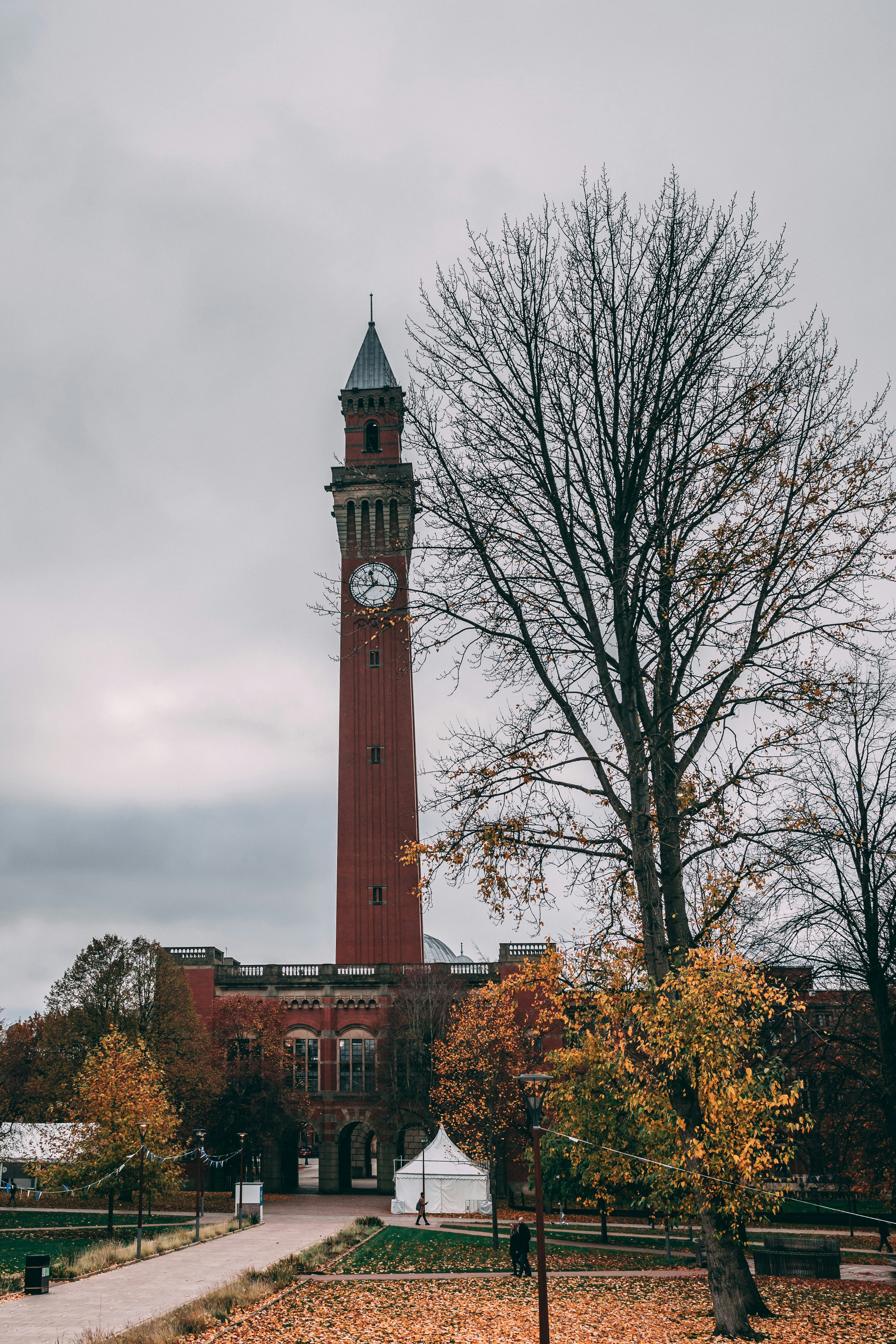 una torre de reloj alta con un reloj en cada uno de sus lados