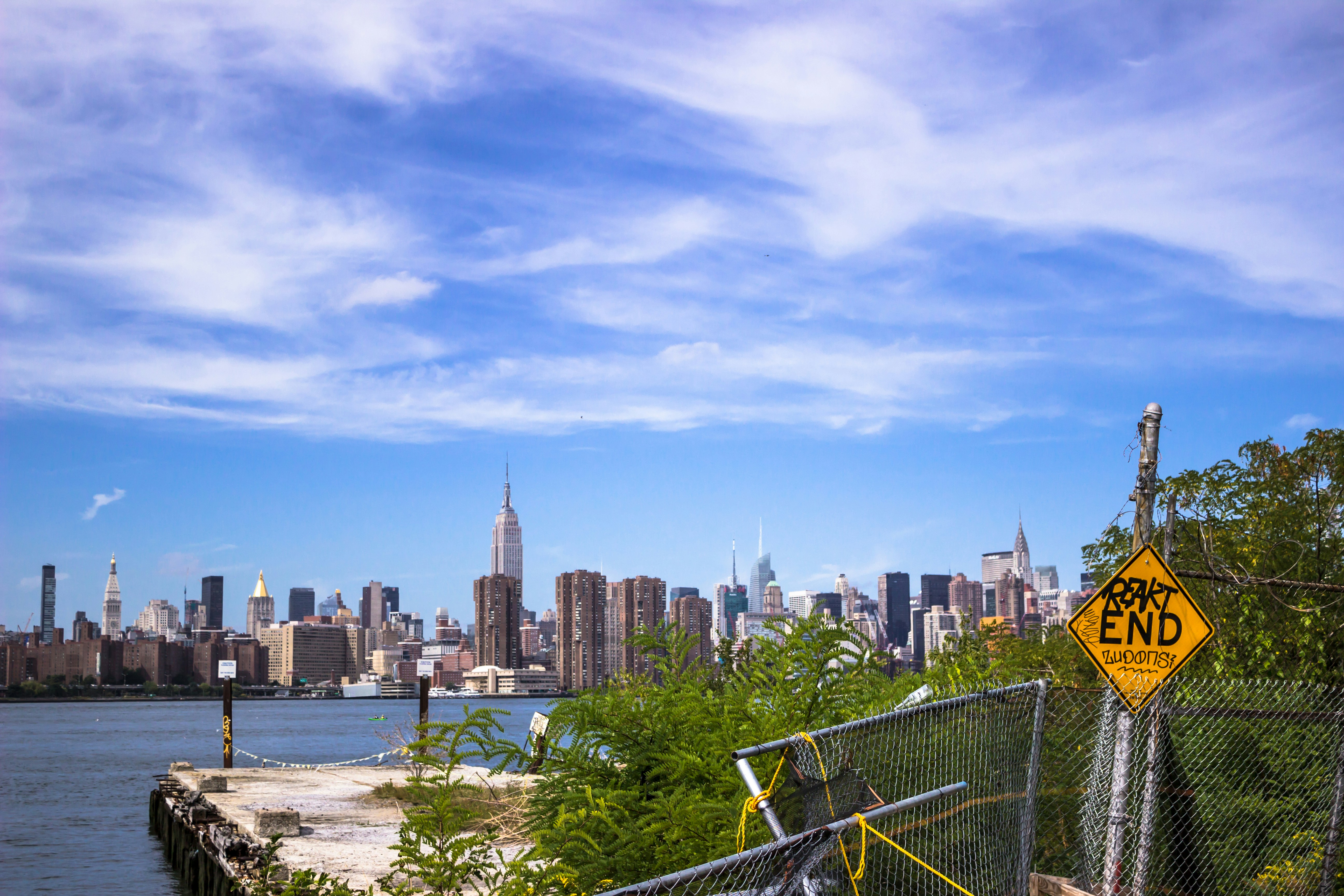 Blick auf eine Stadt von einer Brücke