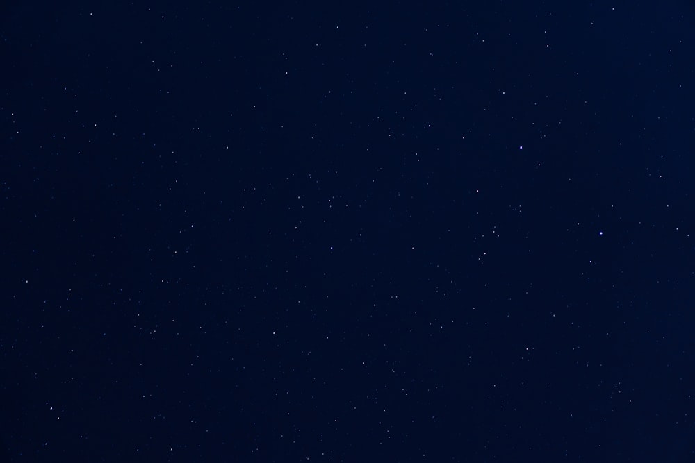 Ein Nachthimmel mit ein paar Sternen am Himmel