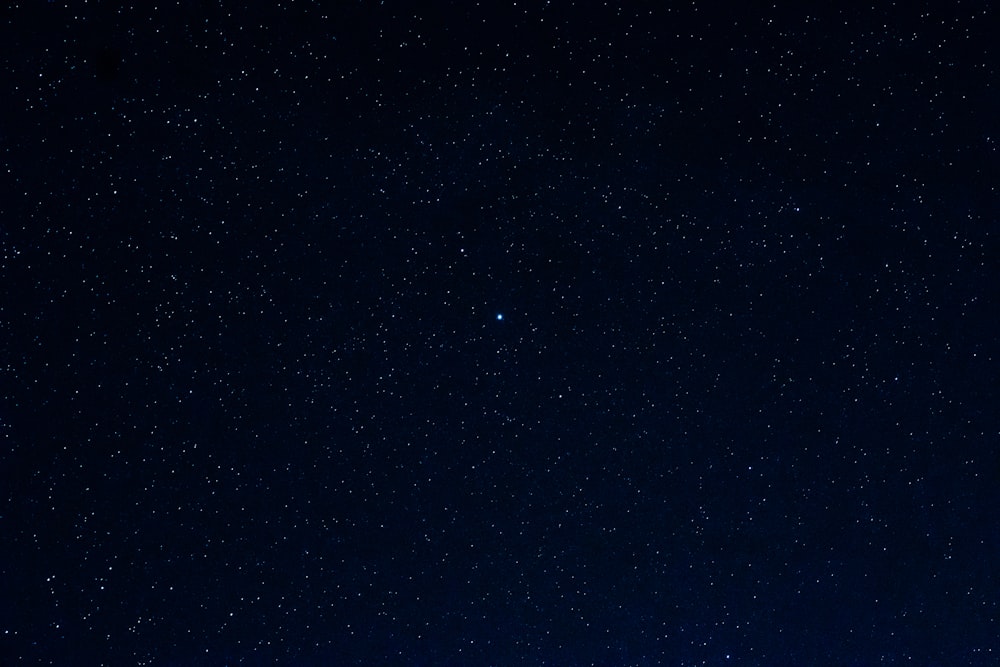 Ein Nachthimmel mit ein paar Sternen und dem Mond