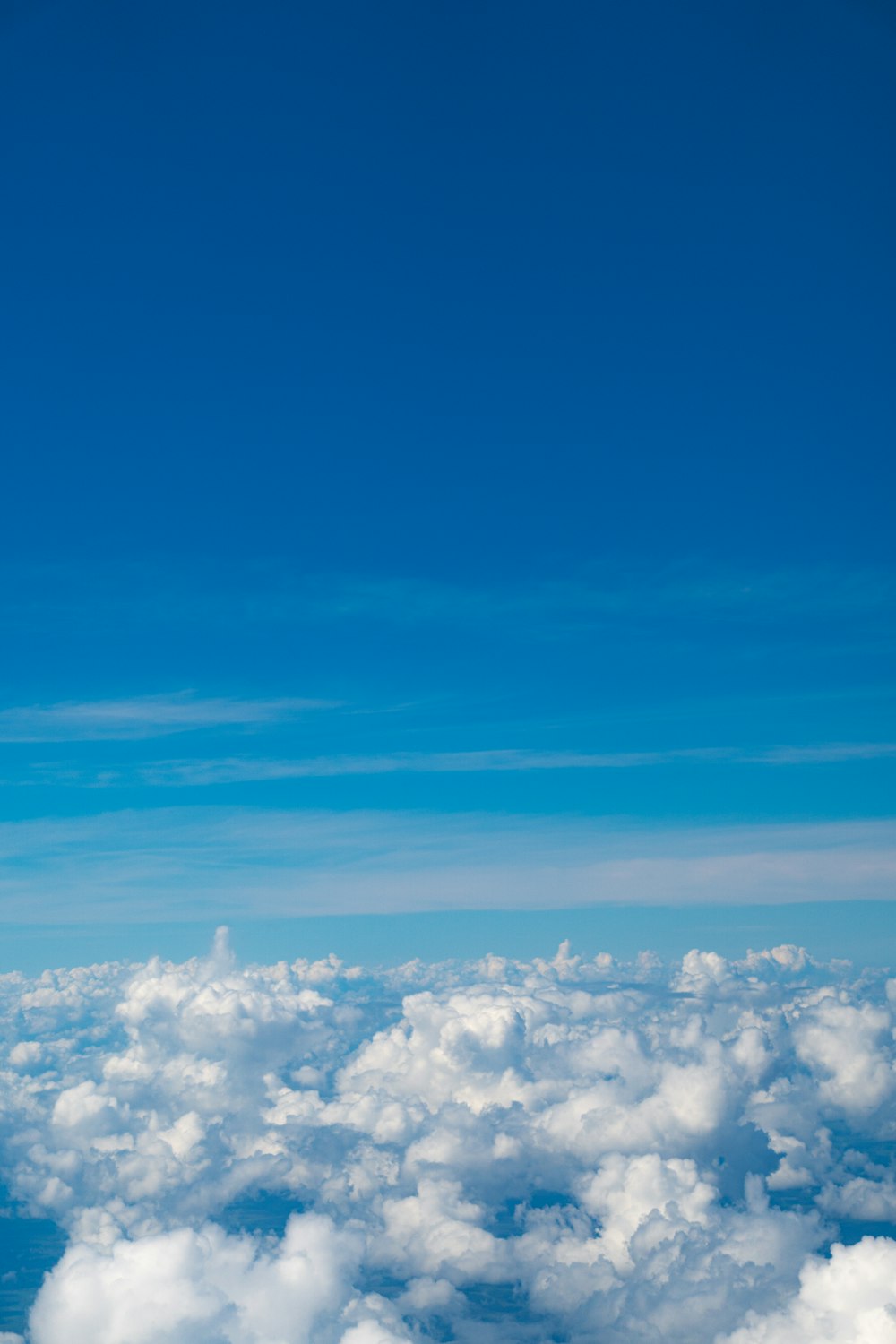 Ein Flugzeug fliegt hoch über den Wolken am Himmel