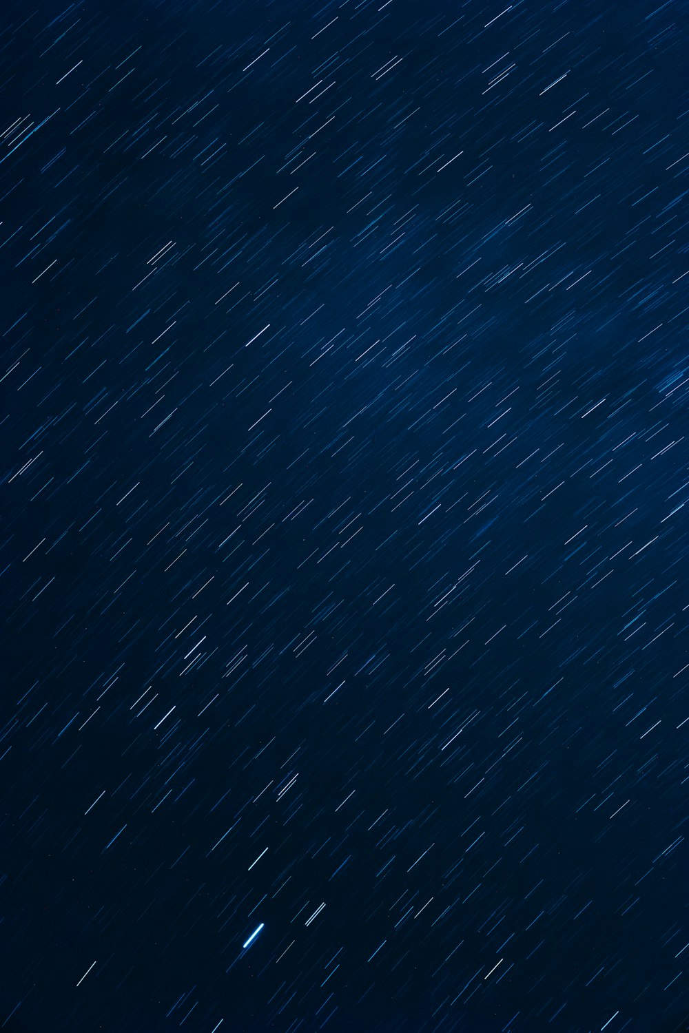 Un cielo nocturno con estrellas y un avión volando en el cielo