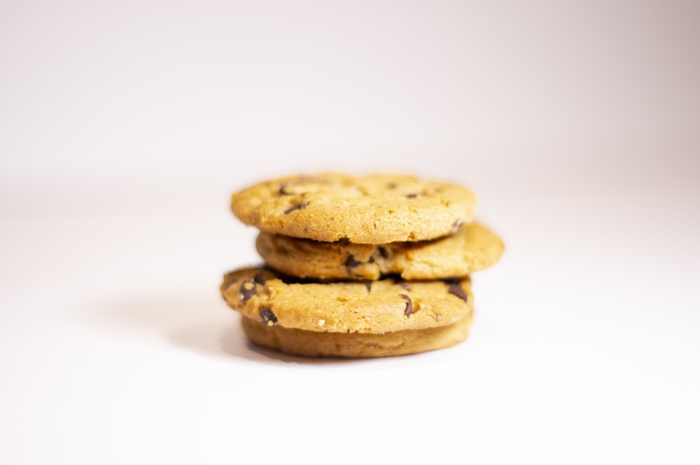 uma pilha de biscoitos sentados um em cima do outro