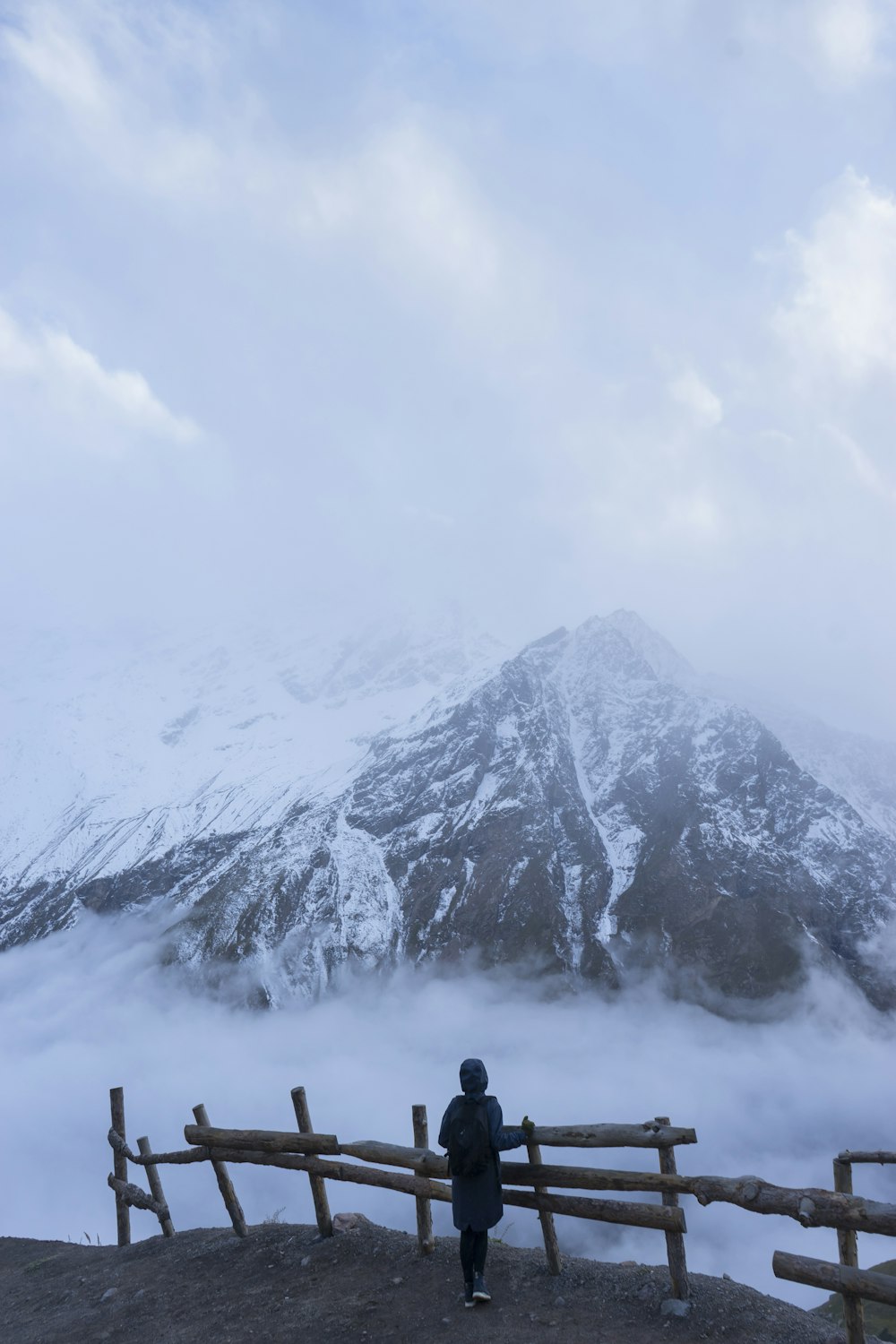 Una persona parada en la cima de una montaña