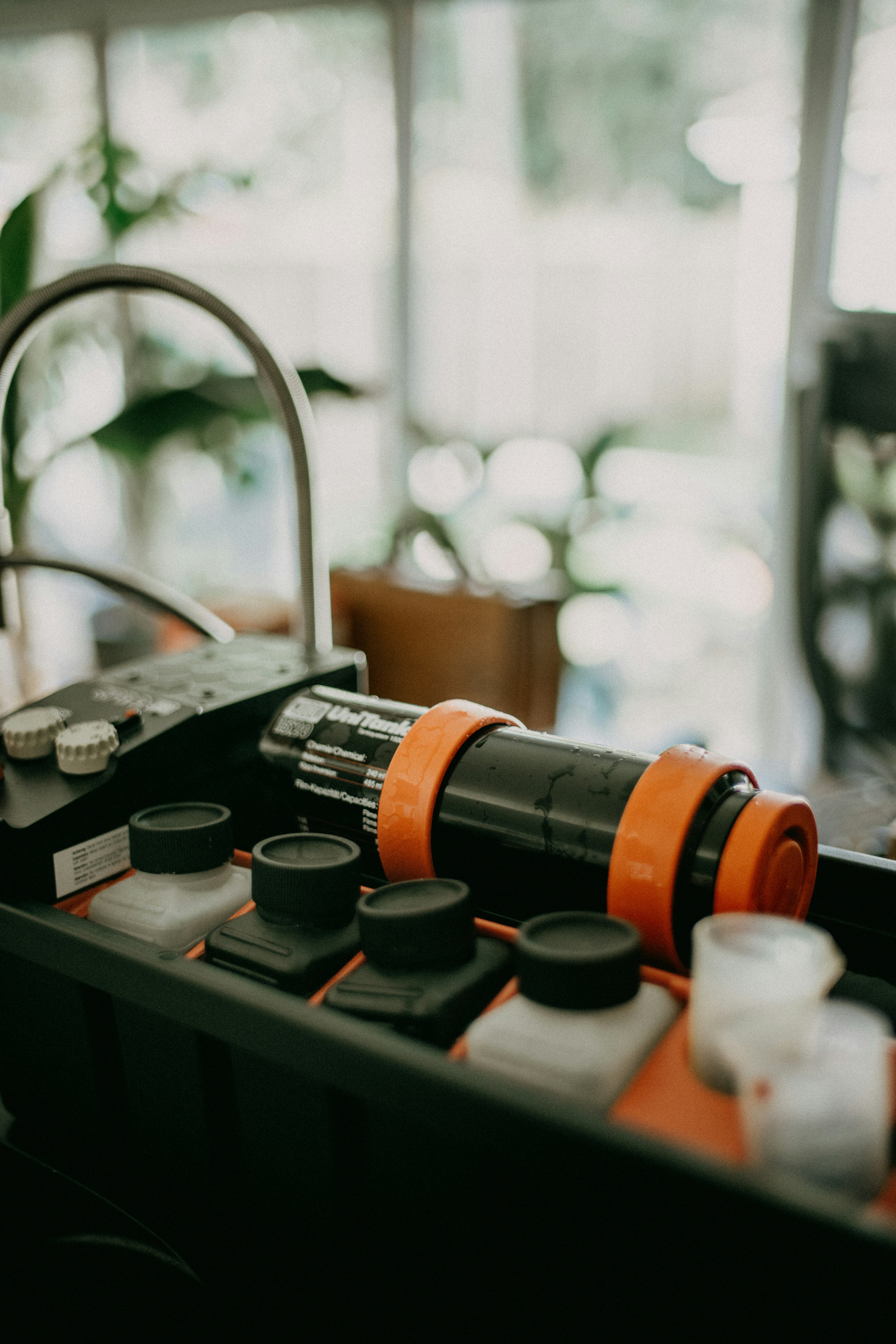 un tavolo con un mazzo di bottiglie su di esso