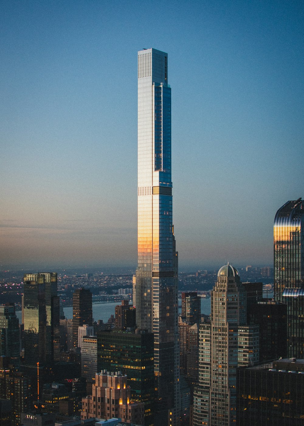 Un edificio molto alto che domina una città