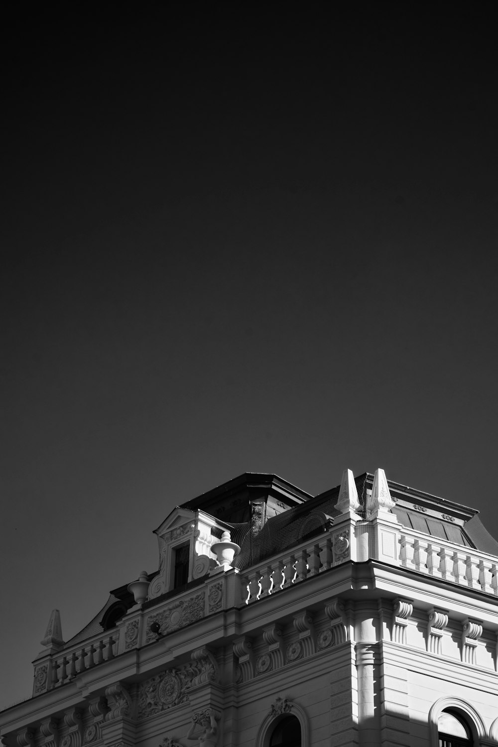 a black and white photo of a building