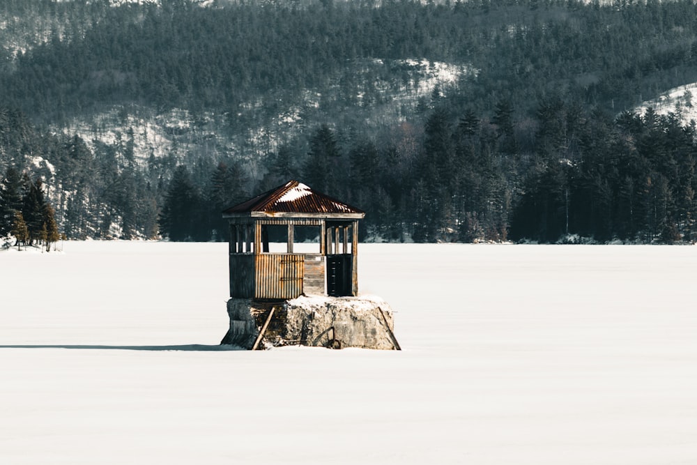 Una casa cubierta de nieve