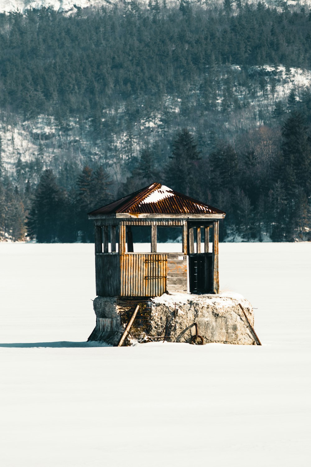 Un mirador sentado en la cima de un campo cubierto de nieve