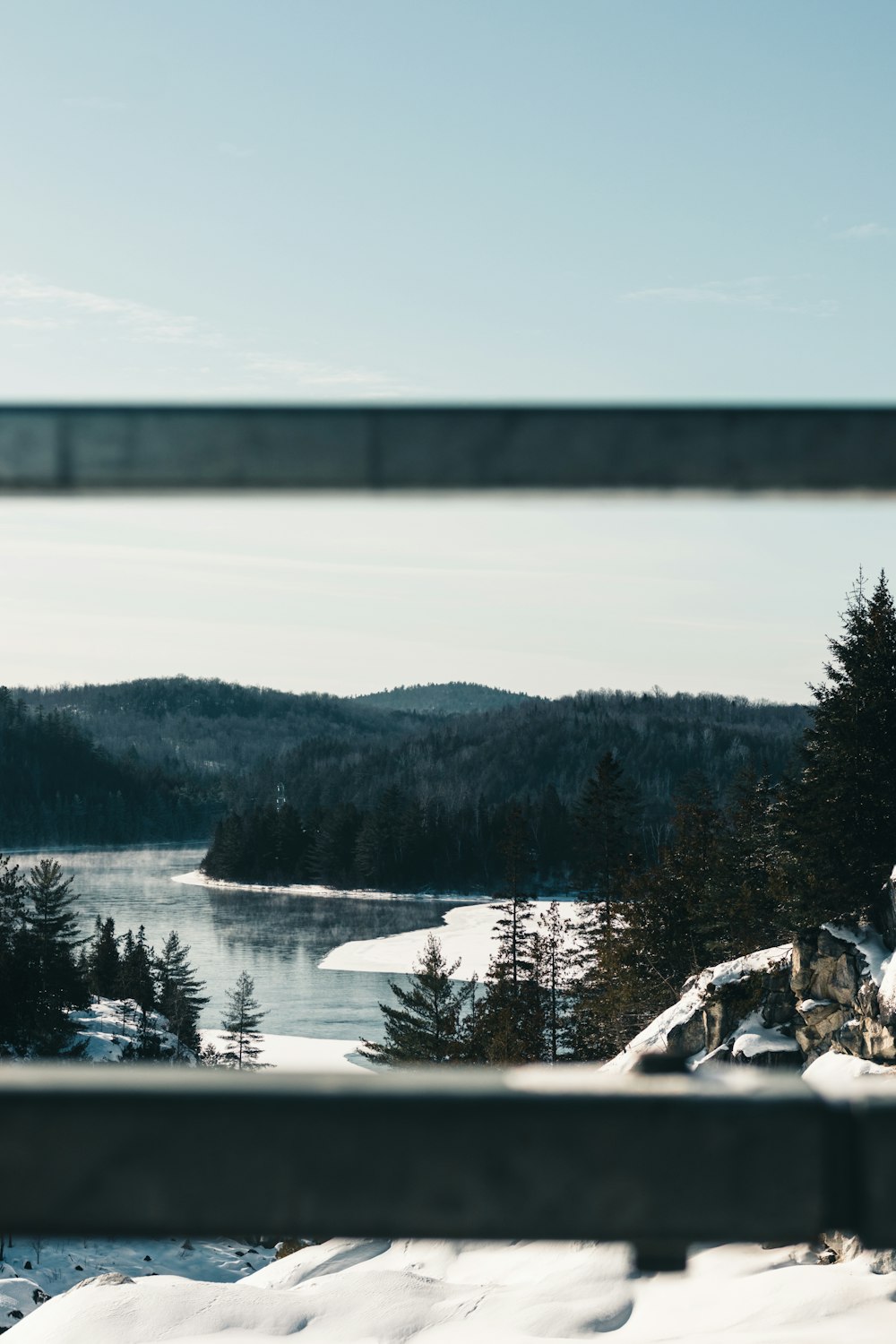 Una vista de un puente cubierto de nieve