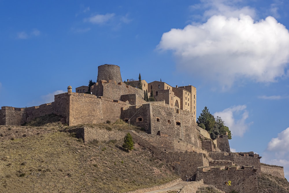 Eine Burg auf einem Hügel unter blauem Himmel