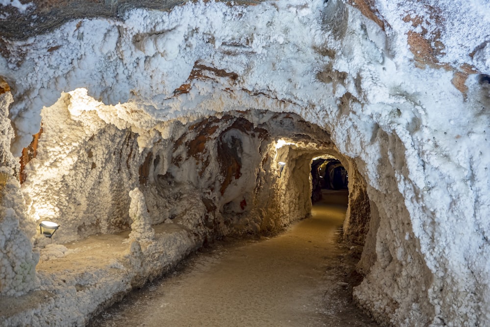 un tunnel con una luce alla fine di esso