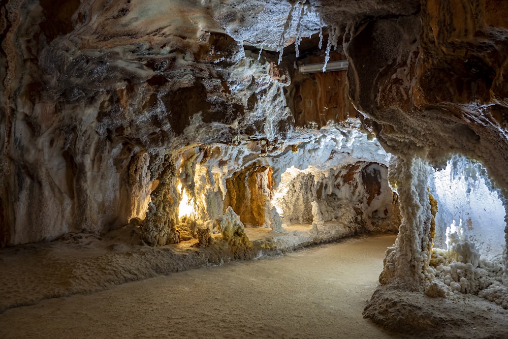 Una grotta piena di ghiaccio e acqua