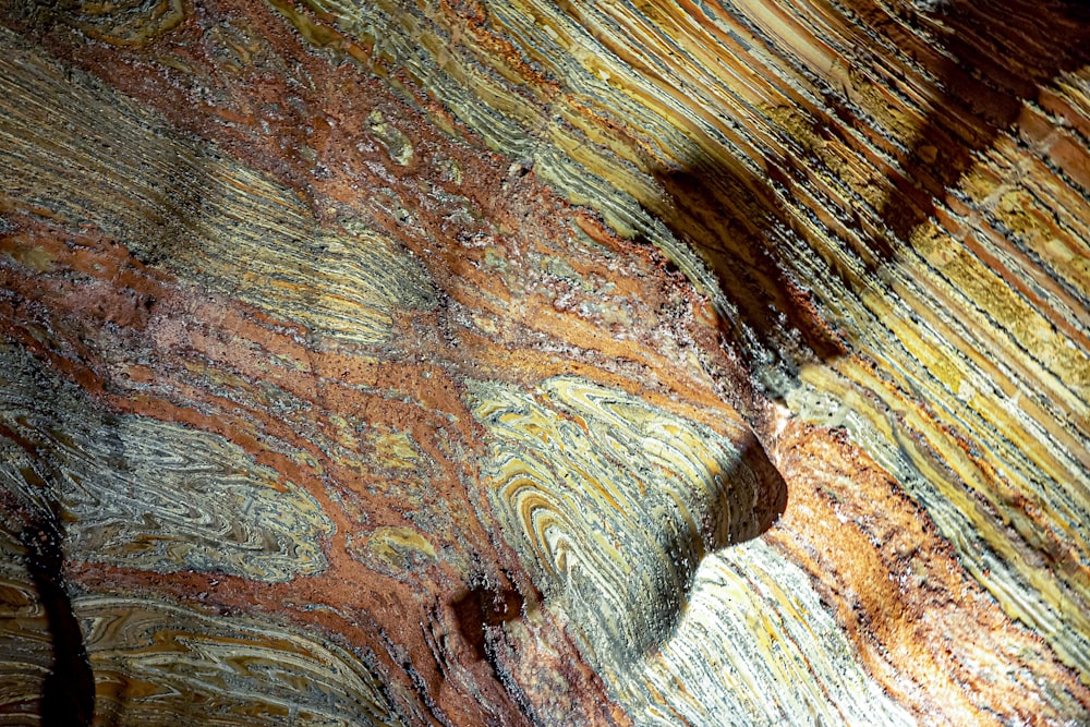 Un primo piano di una roccia con un motivo molto colorato