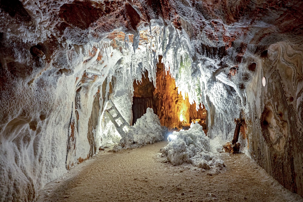 Una grotta piena di ghiaccio e neve